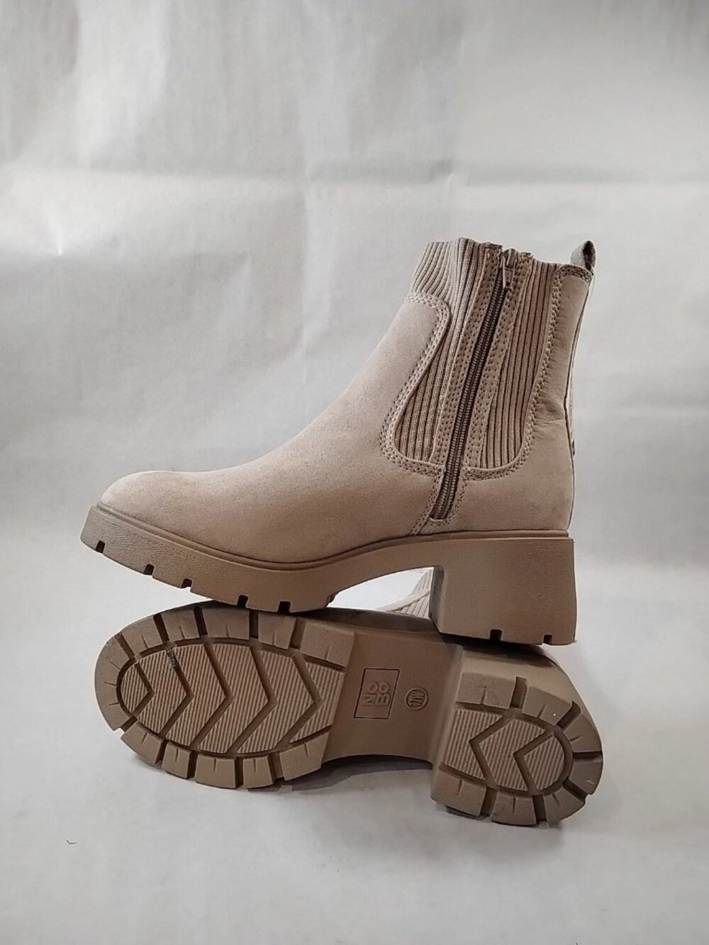 Womens 11 W Beige Chelsea Boots Chunky Lug Knit Panel & Zip Up Y2K Minimalist